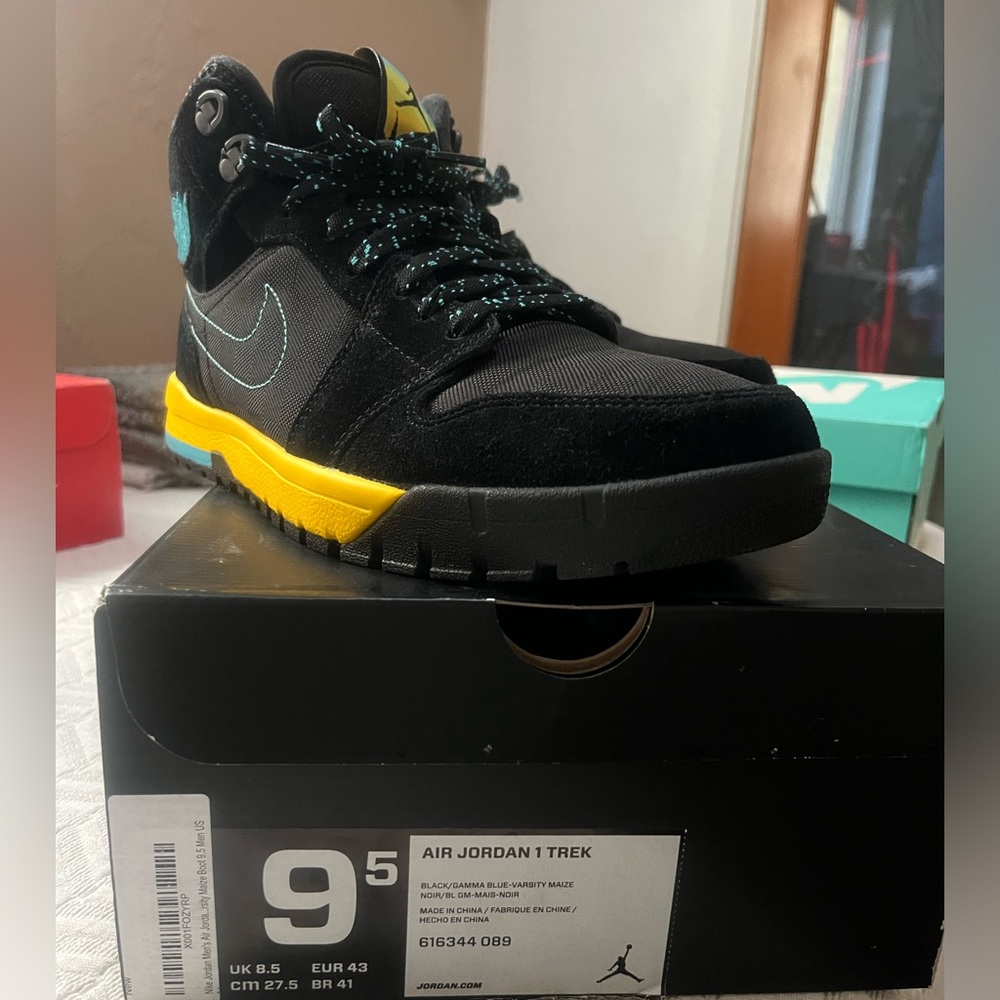 Air Jordan 1 trek